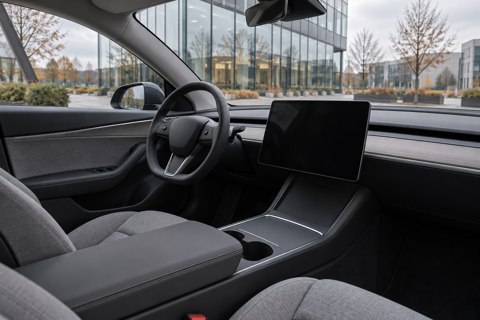 Kabine med central skærm i en generisk elbil. Genrebillede, ikke FDMs testbil.